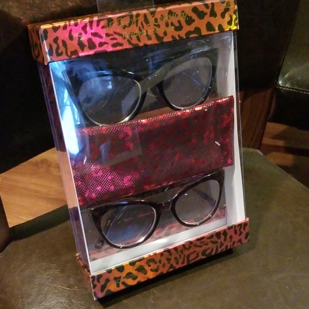 Sold out♥️ Betsey johnson readers set - Picture 2 of 6